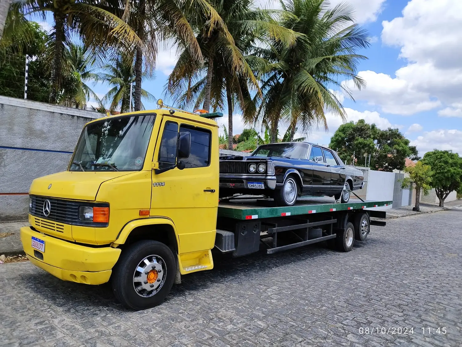 Guincho amarelo da Transotto Reboque transportando um carro em Campina Grande